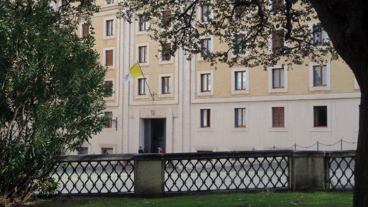 Il Papa a Santa Marta, lunghi periodi senza ossigeno e incontri privati