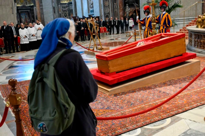 San Pietro: suor Geneviève rompe il protocollo per salutare il suo amico Papa Francesco