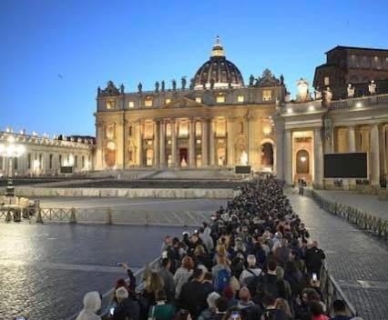 La lunga notte a San Pietro, migliaia di fedeli in coda per l’ultimo saluto a Papa Francesco
