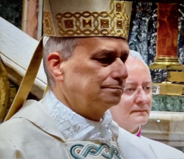 Prima della messa Leone XIV davanti alla tomba di Pietro