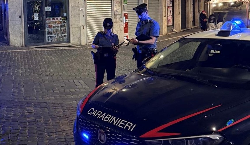 Carabiniere donna fuori servizio sventa furto a bordo di un autobus, aggredita arresta il ladro