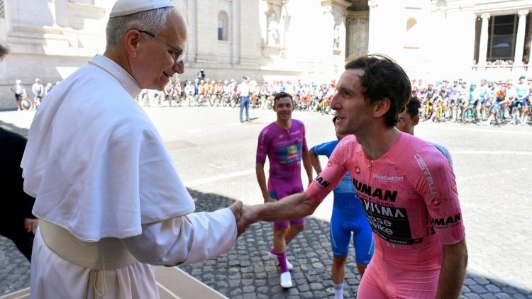 Il saluto di Papa Leone XIV ai corridori del Giro d’Italia: “Benvenuti in Vaticano”