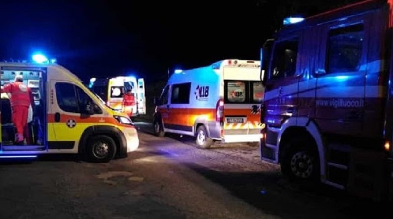 Ardea, frontale tra due auto: tre morti e un ferito grave