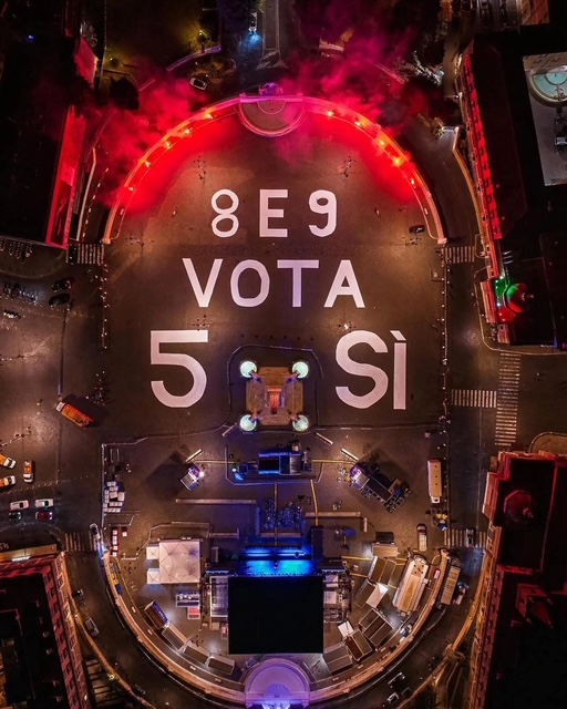 Una scritta gigante in Piazza del Popolo per votare 5 sì al referendum
