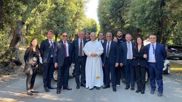 Exelentia dona al Papa due veicoli elettrici per i viaggi apostolici nel mondo