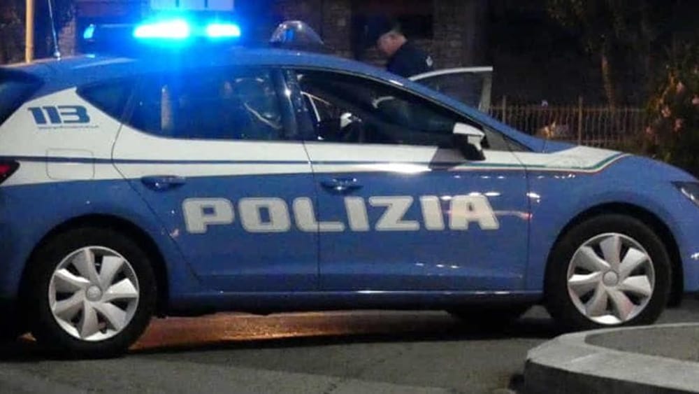 Rapina da 7mila euro nella sala slot: uomo armato e con il volto coperto da una sciarpa della Roma