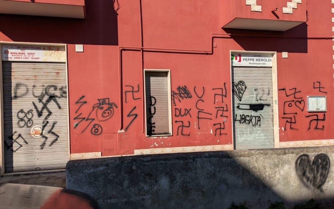 Sede del Pd a Montespaccato: svastiche e simboli nazifascisti sui muri esterni. Oggi il presidio
