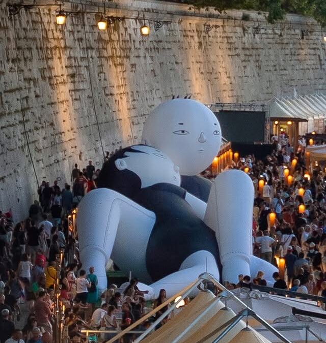 “The Lovers”, l’abbraccio monumentale di Millo sul  Lungotevere