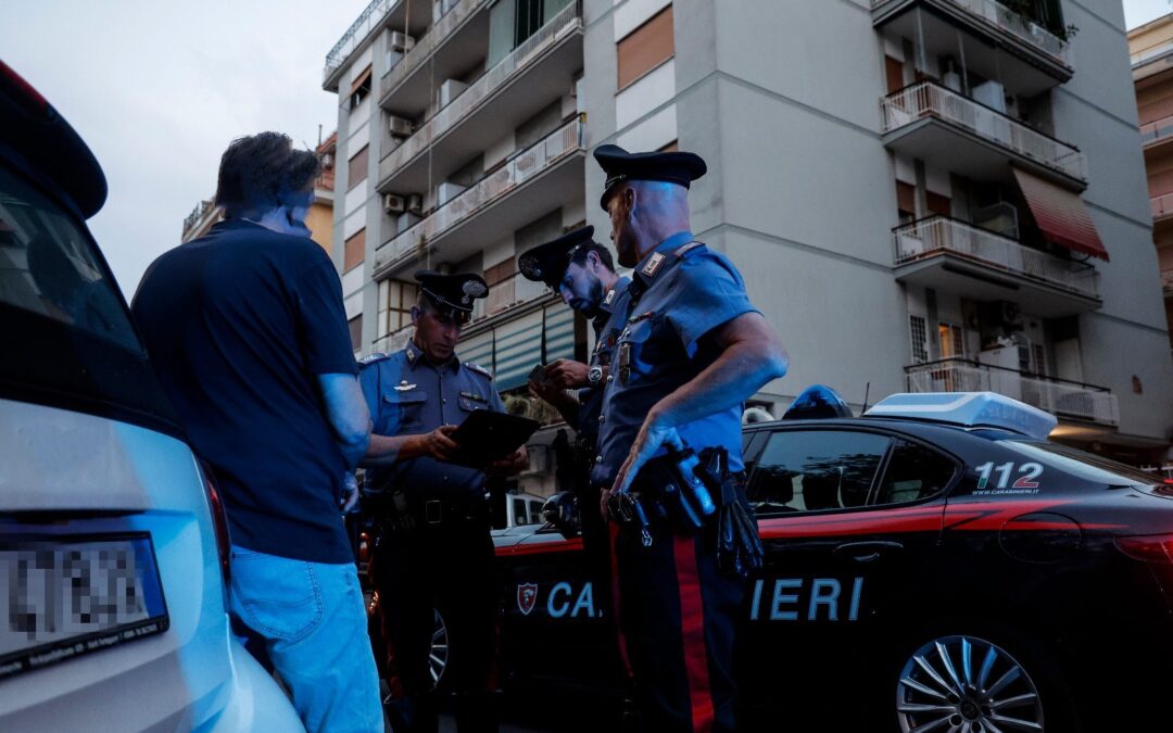 Calci e morsi ai genitori per avere i soldi necessari per acquistare droga: arrestato 24enne