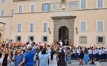 Castel Gandolfo, Papa Leone XIV accolto dall’entusiasmo di oltre 2mila fedeli