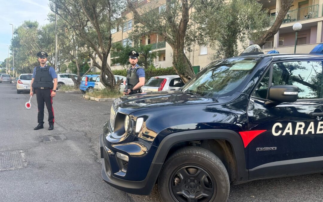 Minacciarono la cassiera di uno stabilimento balneare per rapinarla. Arrestati due romani
