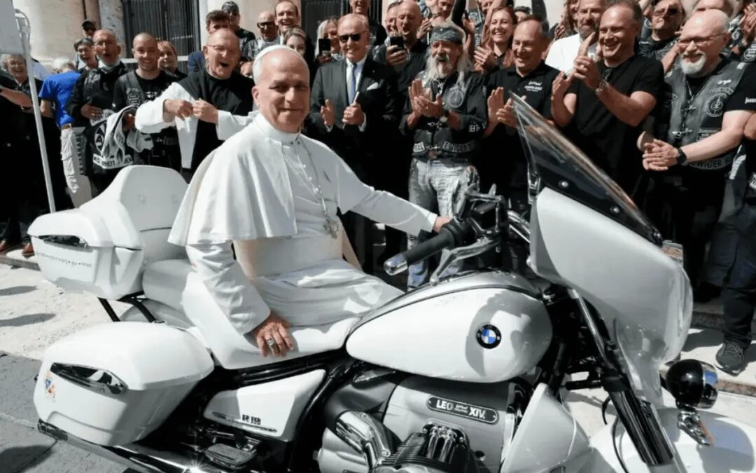 Papa Leone XIV ha firmato una moto Bmw, il ricavato andrà in beneficenza