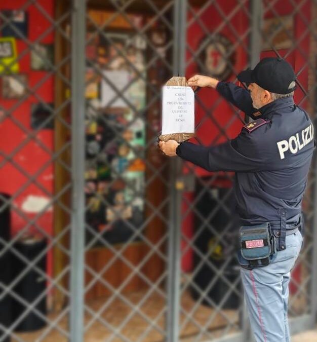 Fiumi di alcol e bivacchi in strada, scattano i sigilli della Polizia di Stato per un pub