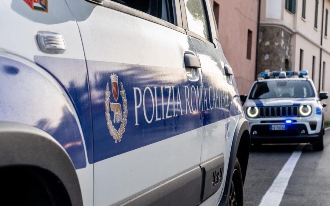 Lancia sassi contro i passanti: bloccato e denunciato 43enne