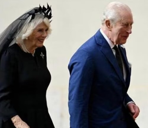 Re Carlo e la regina Camilla in Vaticano, la preghiera con Papa Leone XIV nella Cappella Sistina