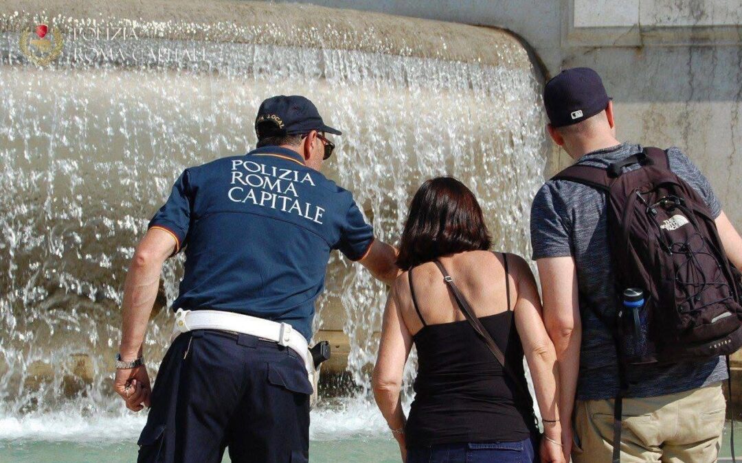 Piazza Venezia, turista fermato mentre tenta di tuffarsi nella Fontana dell’Adriatico