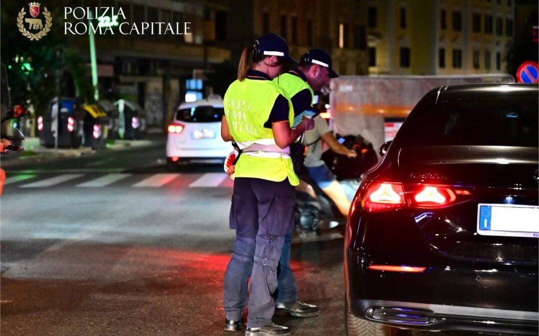 Ostia, fermato a un posto di blocco viene trovato patente e in possesso di droga e un coltello