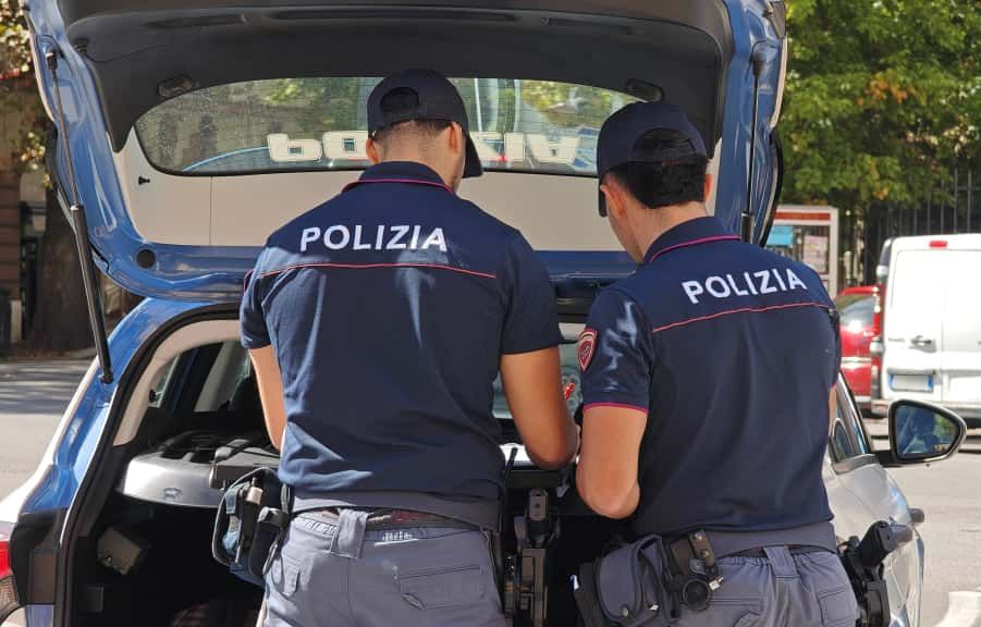 Aggrediscono con pugni e calci un ragazzo per rubargli il cellulare, due fermati dalla Polizia