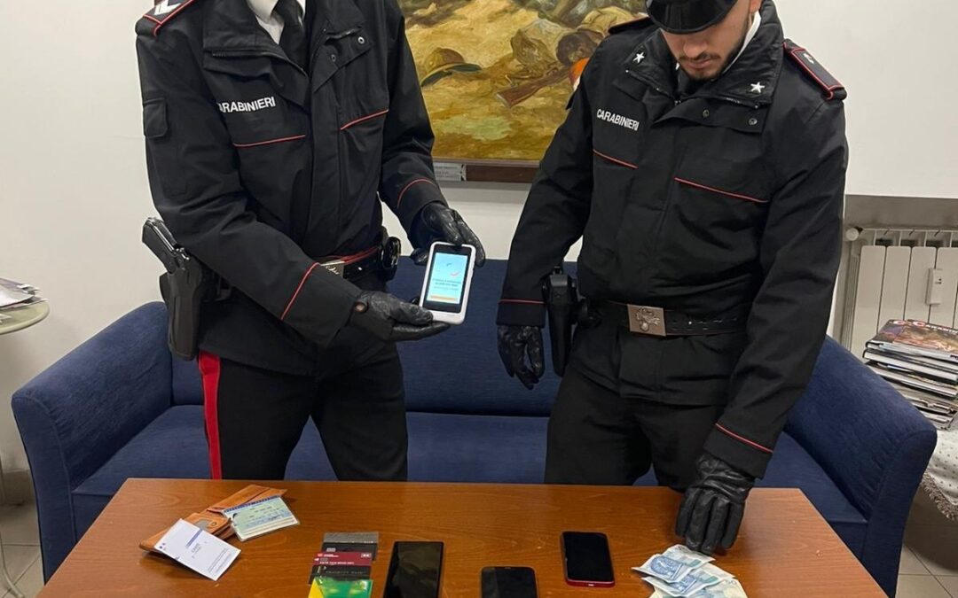 Fermato mentre tenta di effettuare transazioni con carte di credito rubate, arrestato 21enne
