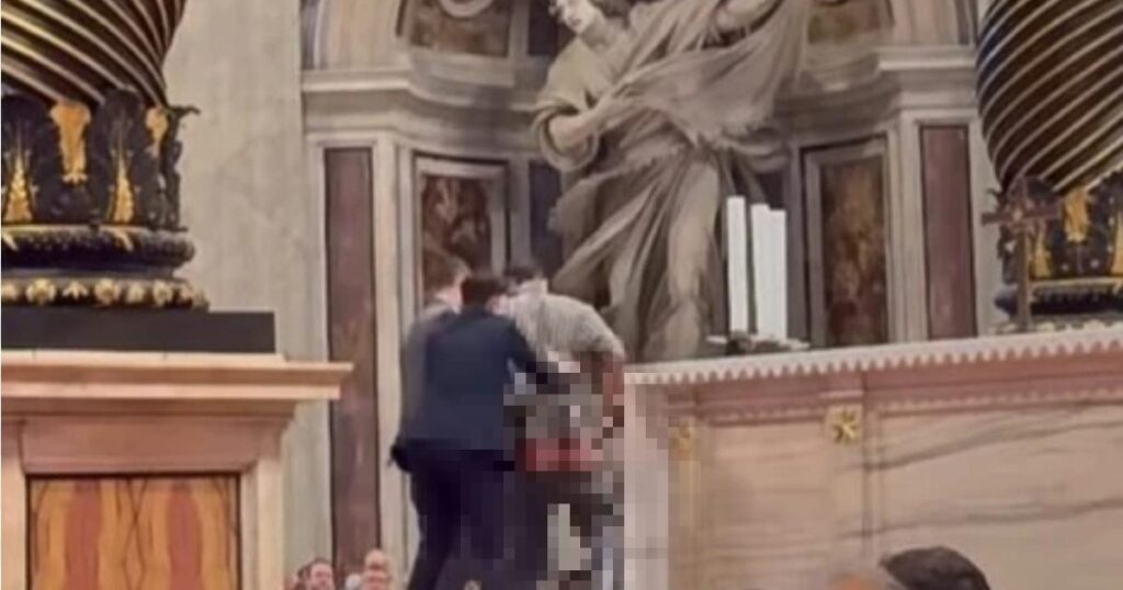 Turista urina sull’altare della Basilica di San Pietro, il Papa ordina rito penitenziale urgente
