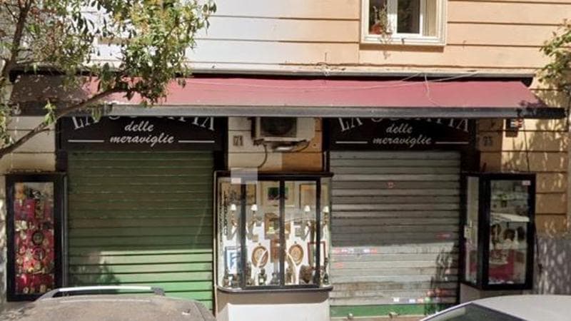 Entrano armati in un negozio di antiquariato, rapina da oltre 100mila euro