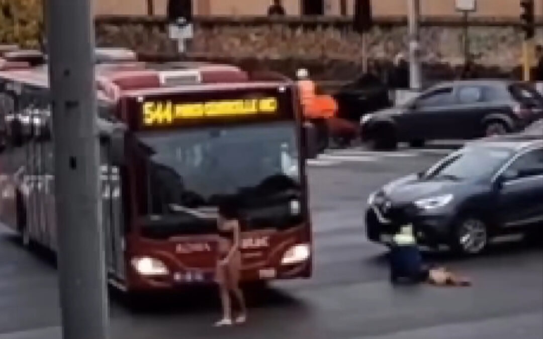 Blocca via Nomentana dopo essersi spogliata in mezzo alle auto