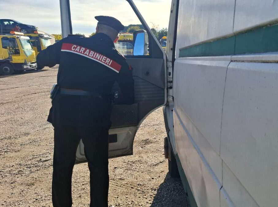 Carabinieri fermano autocarro con arnesi da scasso nel retro. Denunciati tre nomadi