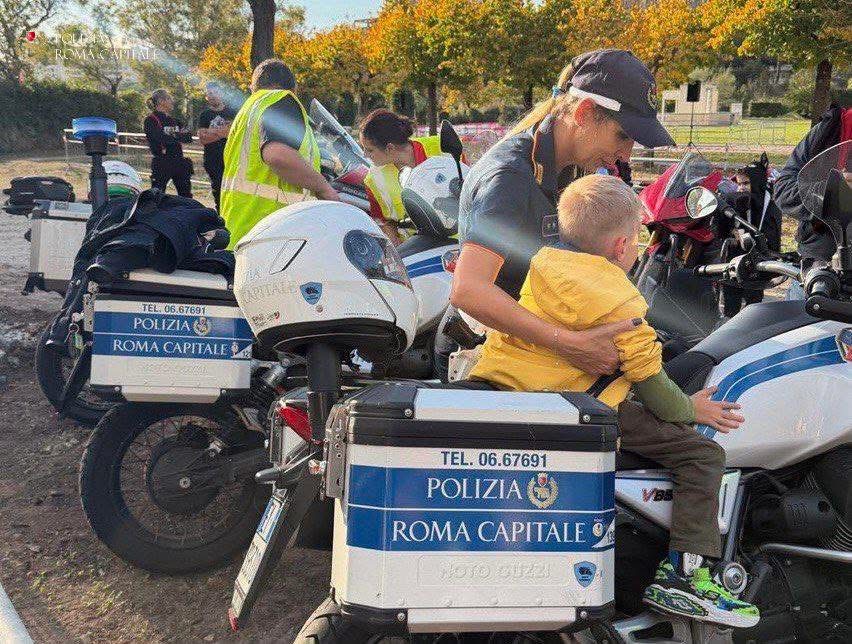 Gli agenti della Polizia Roma Capitale incontrano i bambini del centro di neuroriabilitazione del Santa Lucia