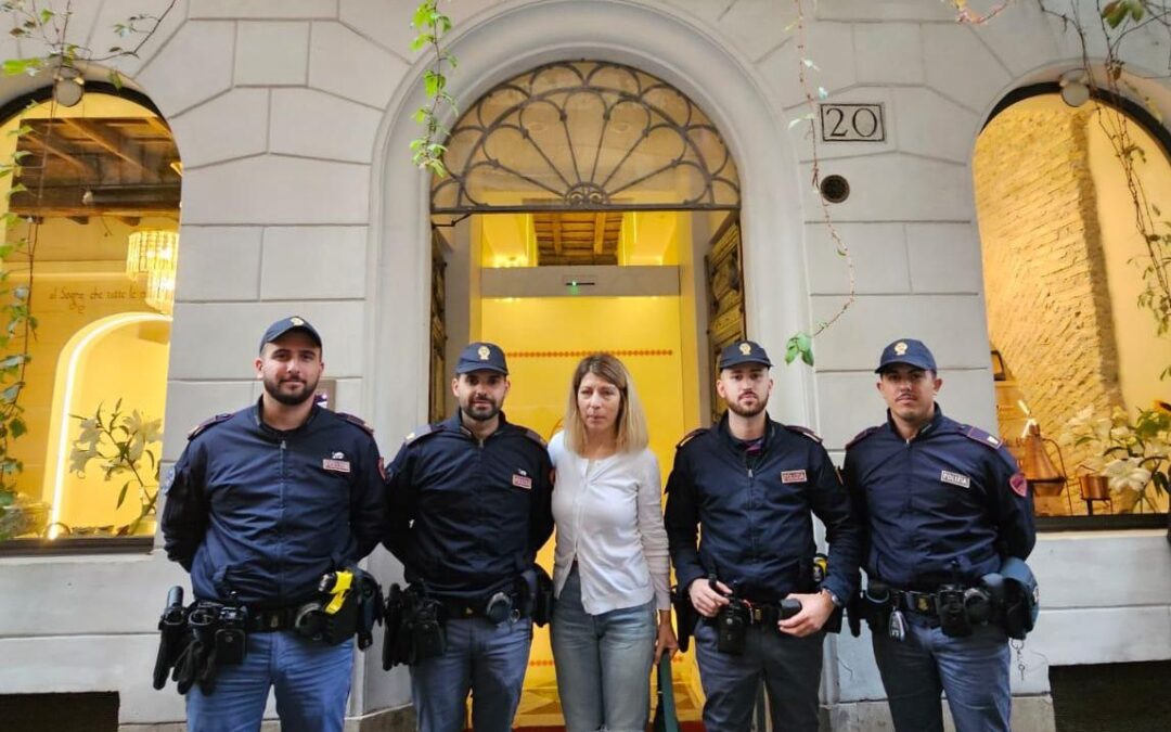 Poliziotti ritrovano e restituiscono borsa rubata ad una cittadina