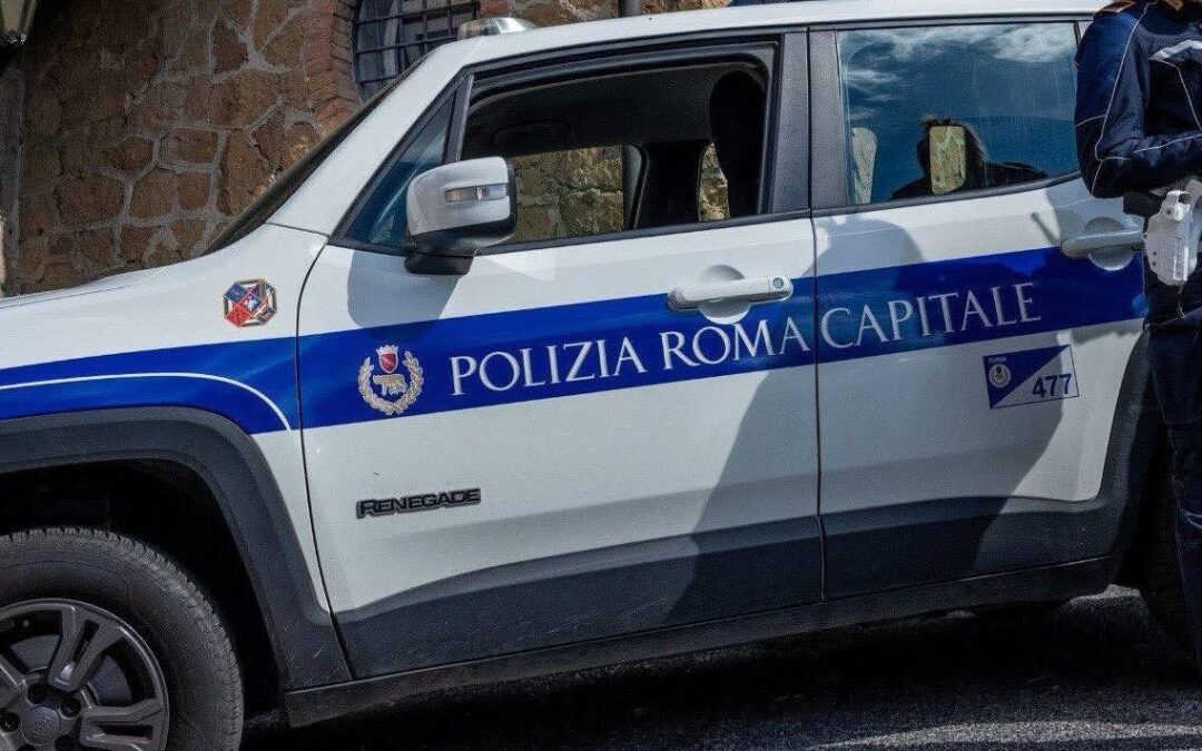 Via del Tritone: ruba superalcolici in un supermercato, fermato dalla Polizia Locale