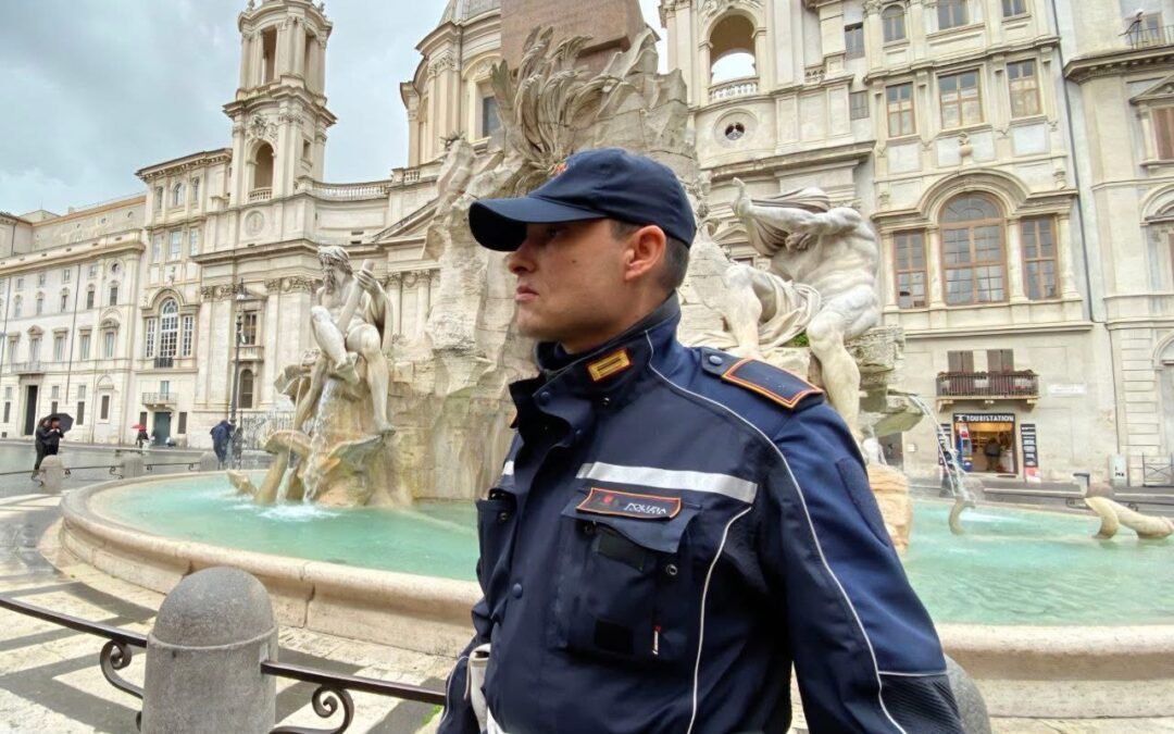 Piazza Navona, fermato mentre tenta di entrare nella Fontana del Nettuno: denunciato 47enne