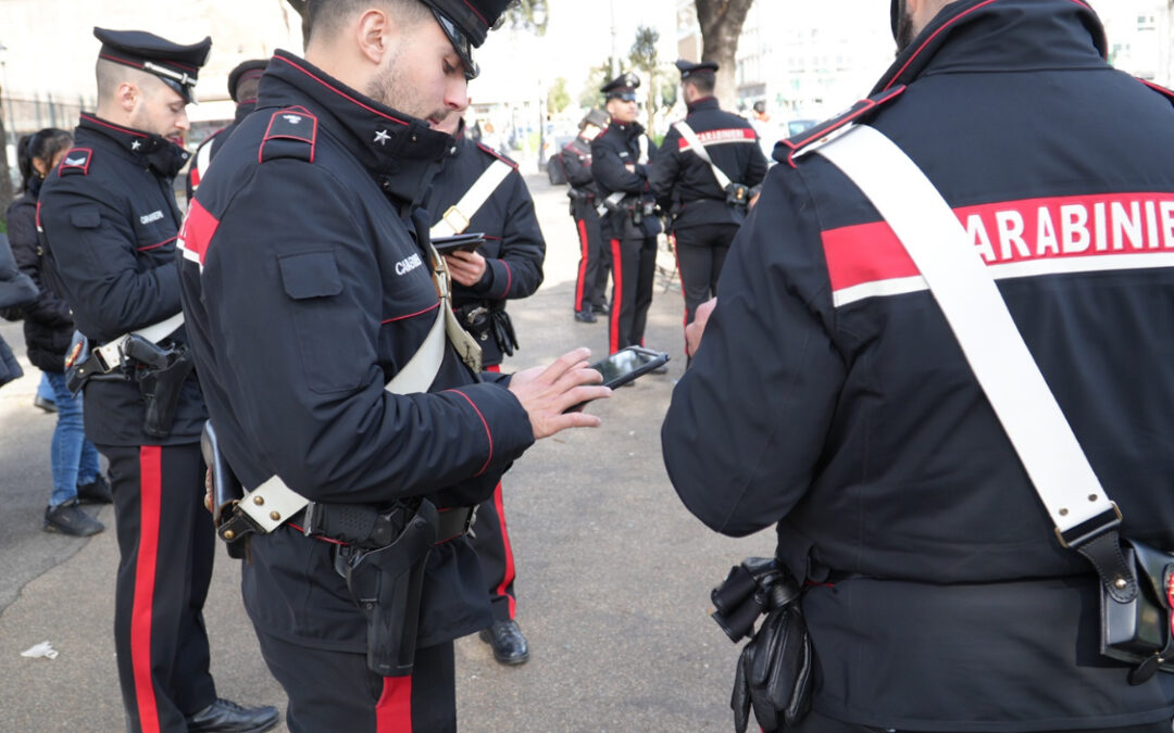 Strappa catenina d’oro dal collo di un ragazzo e aggredisce i Carabinieri