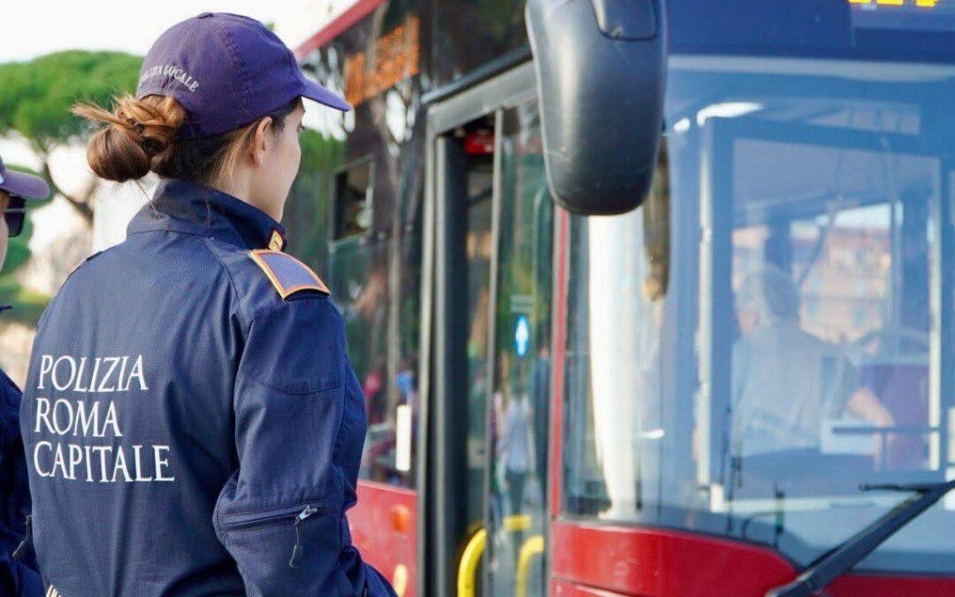 Passeggero di un bus aggredisce controllore e poi tenta la fuga