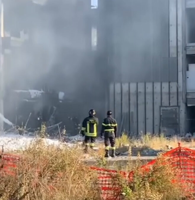 Incendio Tor Sapienza, uomo si getta di sotto per sfuggire alle fiamme
