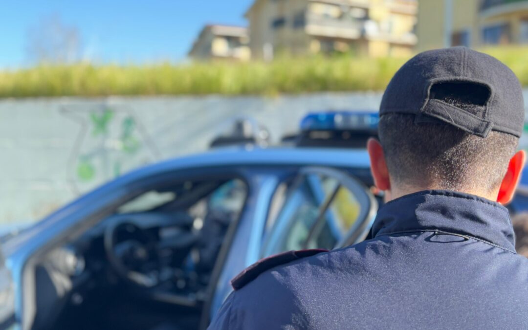 Polizia arresta “rapinatore gentile”: calmava le vittime mentre le minacciava con un coltello