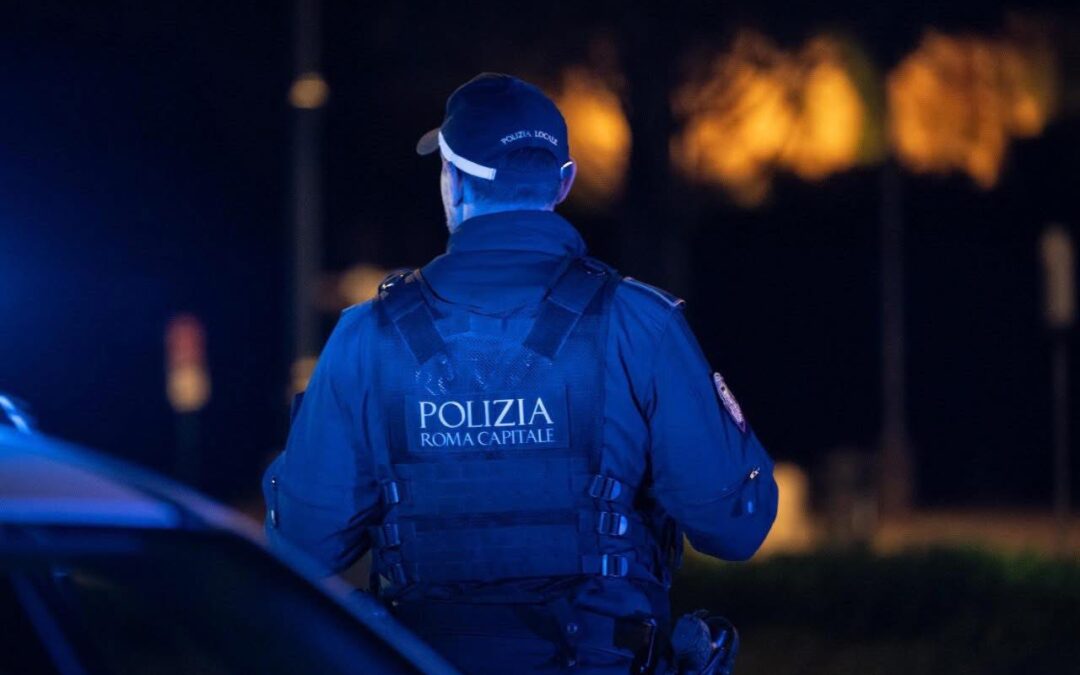 Pattuglia interviene per sedare una lite, aggrediti agenti: arrestato un 24enne