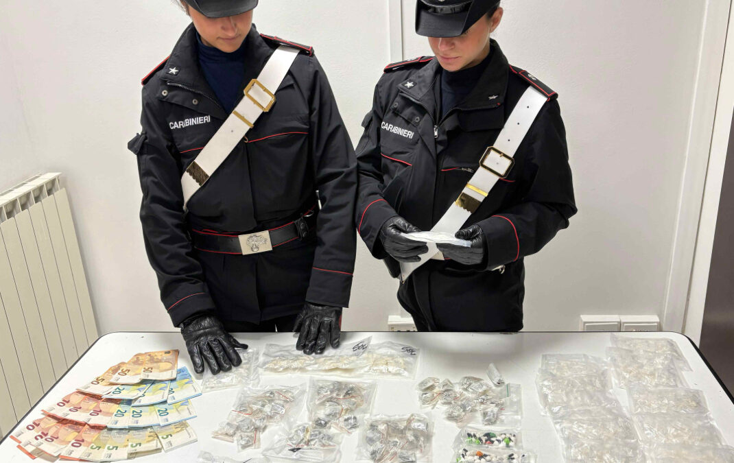 “Butta la droga dal finestrino”, fermato invia SMS alla complice. In due finiscono in manette.