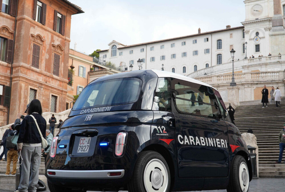 La ‘Topolino’ elettrica dei Carabinieri arriva tra i vicoli di Roma