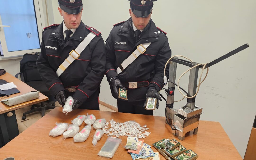 Due arresti per spaccio in poche ore: sequestrati 2 kg di droga e 6 mila euro in contanti