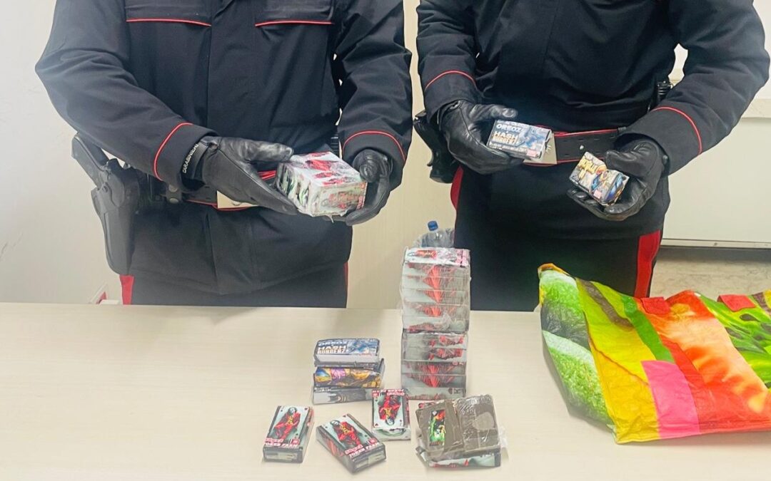 Fiumicino, trovato con 2,5 chili di hashish nella Fiat 500: arrestato 22enne
