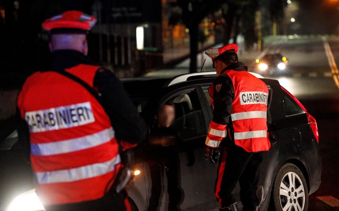 Fermato per un controllo, si scaglia contro i Carabinieri e viene trovato senza patente