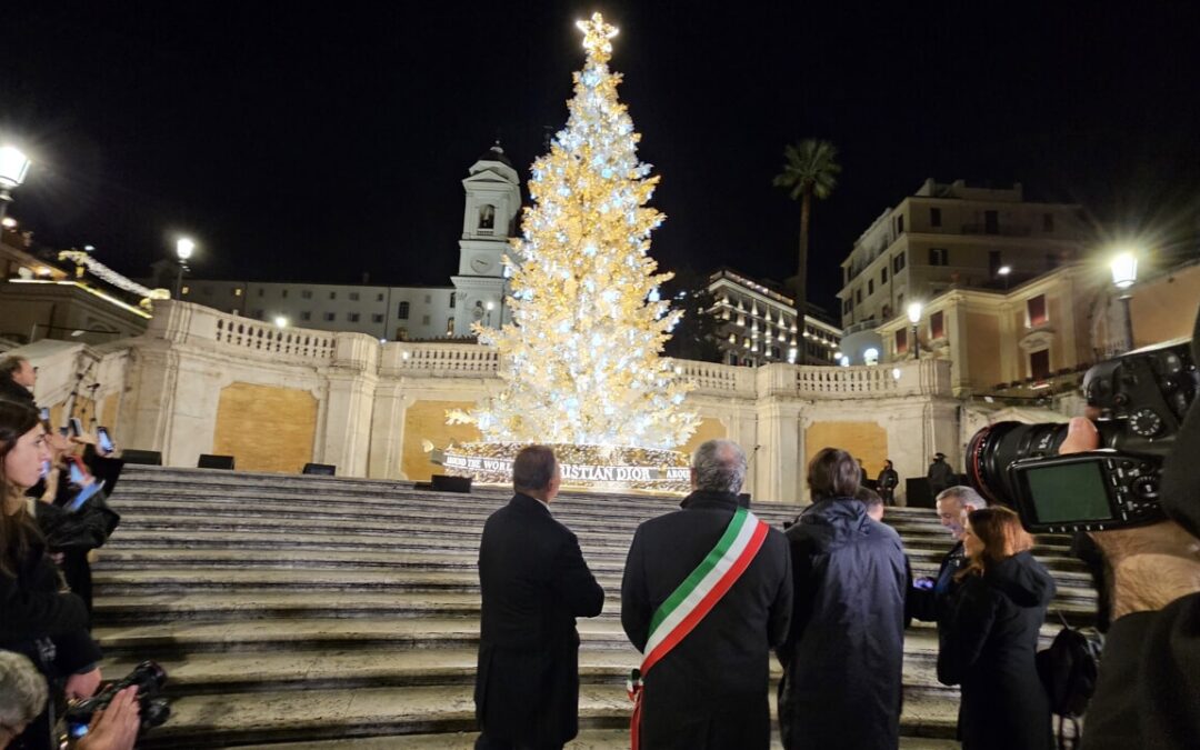 Piazza di Spagna si prepara al Natale, il 2 dicembre verrà acceso l’albero illuminato da 300mila led