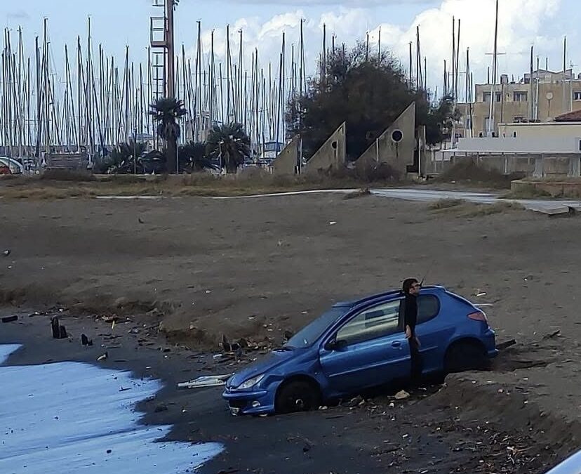 Ostia si risveglia con un’auto ‘parcheggiata’ sul bagnasciuga sotto lo sguardo sorpreso dei gabbiani
