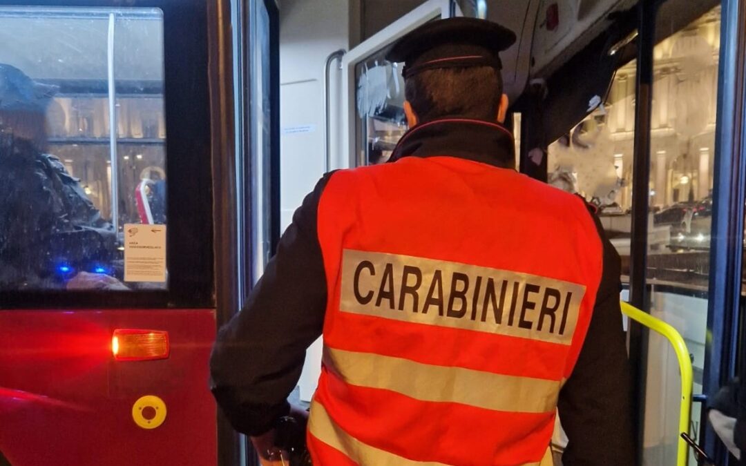 Autobus Atac colpito da un sasso nella notte: Carabinieri fermano un 32enne ghanese