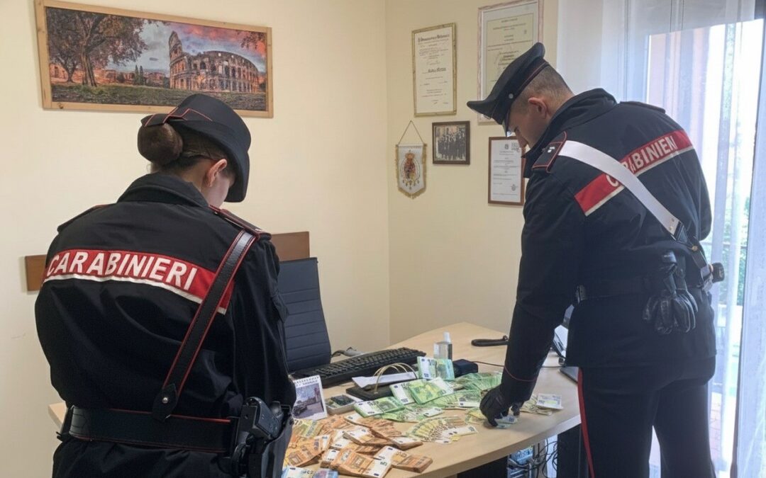 Con un raggiro ruba bancomat e pin a un anziano. Arrestato 42enne cinese, denunciata la moglie