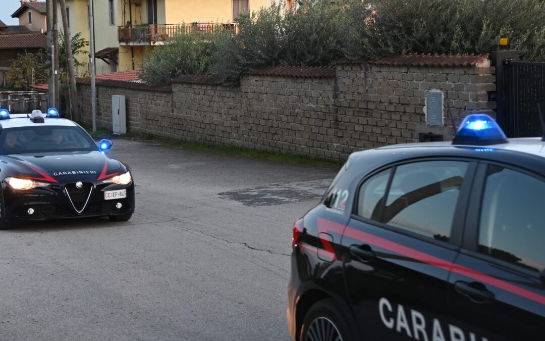 Evade dai domiciliari. I Carabinieri lo ritrovano nel portabagagli dell’auto della compagna