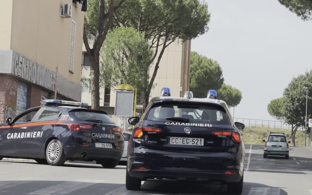 Cocaina e crack nella notte di Halloween: per sfuggire ai Carabinieri entra nel palazzo dell’Aeronautica
