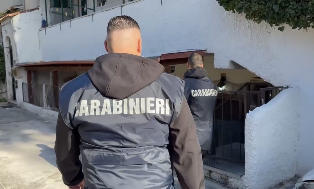 Lavinio, spara e lancia ordigno nella villa di una coppia. Arrestato 38enne per tentato omicidio