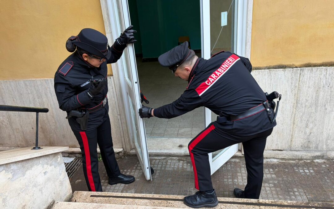 Arrestati dai Carabinieri un uomo e una donna per aver rubato in una scuola