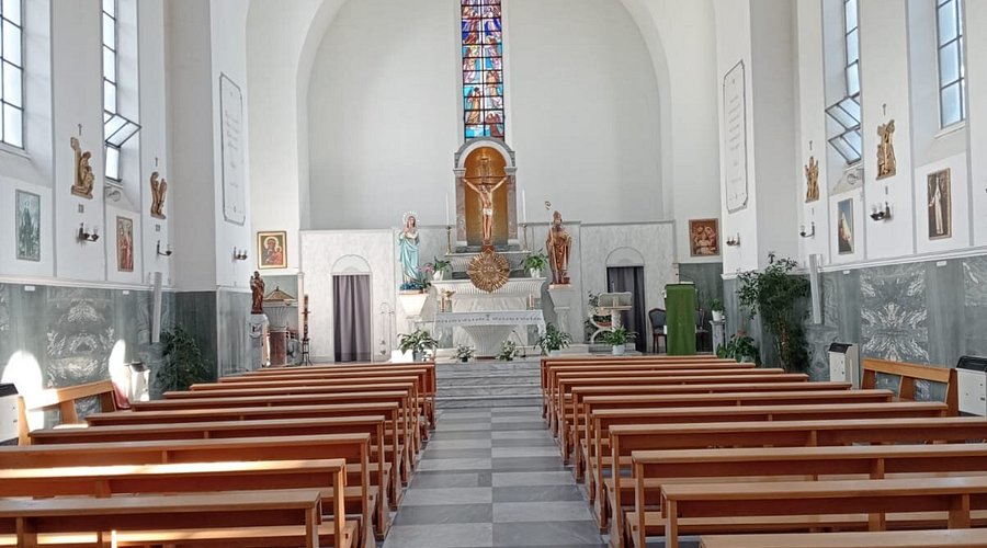 Ostia, profanata la chiesa di San Nicola di Bari: escrementi trovati anche sull’altare